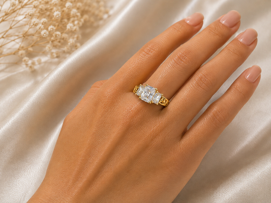 Anillo Triple Cristal Radiante – Bañado en Oro 18K