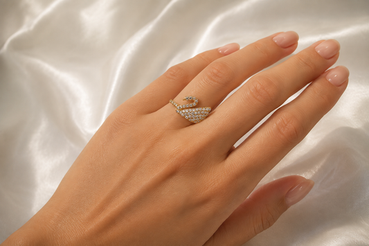 Anillo Cisne de Cristales Ajustable – Bañado en Oro 18K