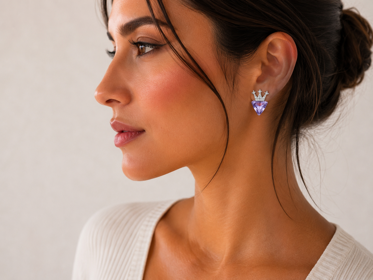 Aretes Corona Amatista – Bañados en Oro Blanco 18K