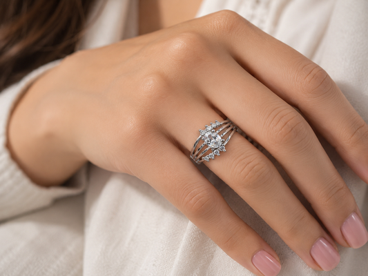 Anillo Flor de Luz – Bañado en Oro Blanco 18K