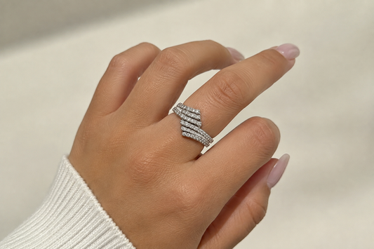 Anillo Aurora Cruzada Ajustable – Bañado en Oro Blanco 18K